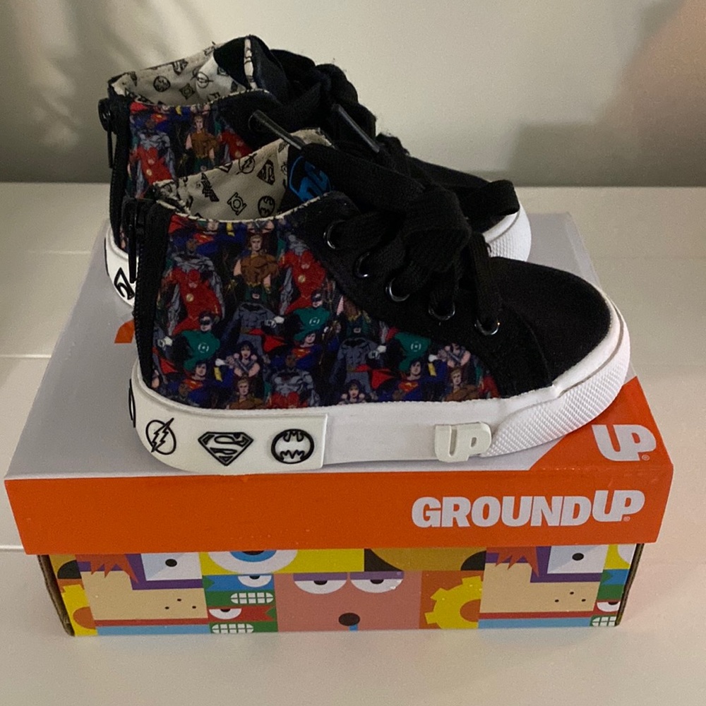 GroundUp toddler DC sneakers, zip back, size 8.0 Toddler